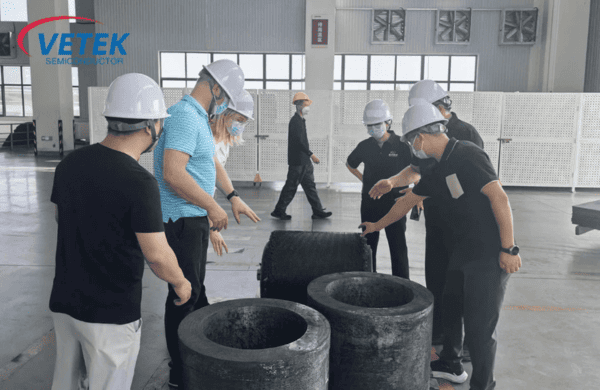 Veteksemicon च्या कार्बन फायबर उत्पादनांच्या कारखान्याला भेट देण्यासाठी ग्राहकांचे स्वागत आहे