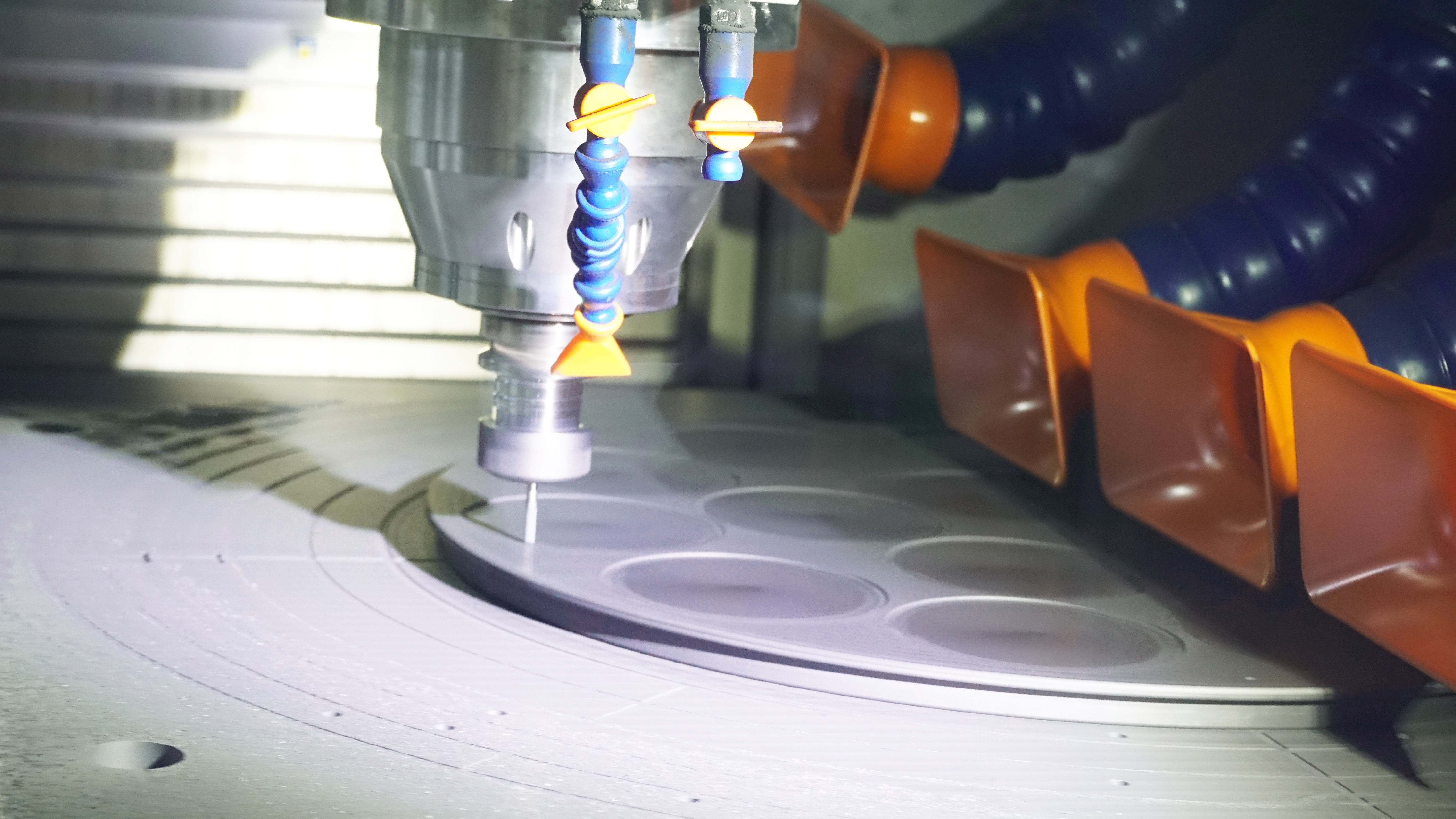 VETEK CNC प्रिसिजन मशीनिंग वर्कशॉपच्या आत: उच्च-शुद्धी सेमीकंडक्टर घटकांचा पाया तयार करणे